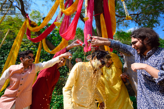 Imagen de la boda de Delhi, India que muestra a los amigos solo quieren divertirse al aire libre con el novio