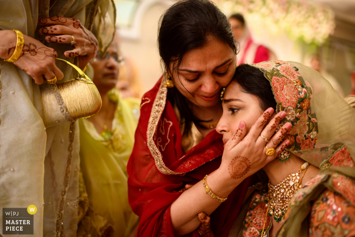 mumbai, India bruiloft afbeelding toont dat moment waarop je je realiseert dat de deal is bezegeld met geluk en tranen van vreugde