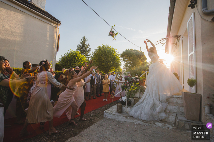 Île-de-France wedding reception at home image showing the throw of the bouquet Île-de-France wedding reception at home image showing the throw of the bouquet