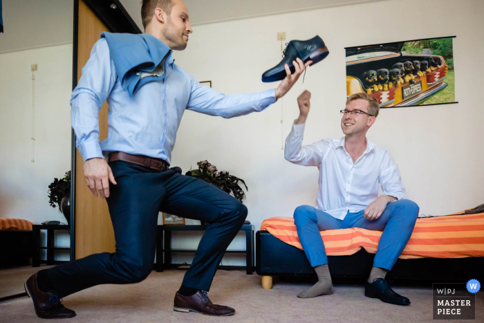 Una imagen de la boda de Noord Brabant del novio preparándose en casa antes de la ceremonia