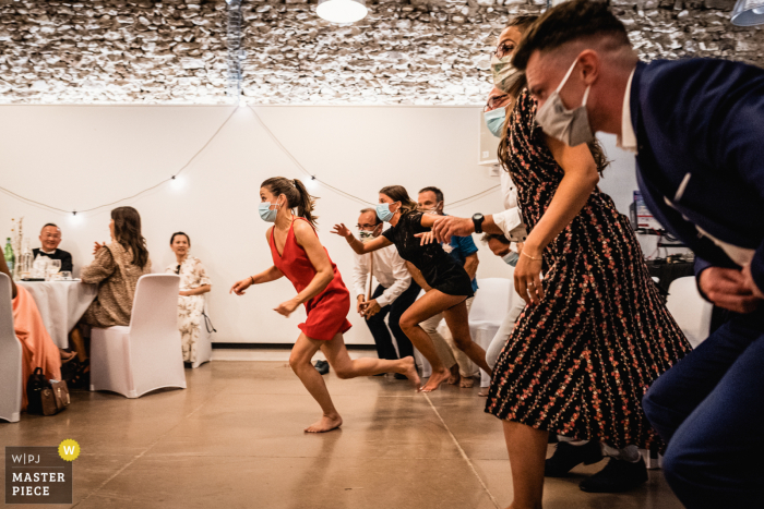 Os convidados estão correndo durante um jogo no jantar de casamento no local do Domaine de Mauvoisin, Lommoye, França