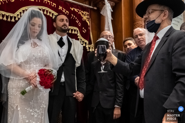 Imagem da Sinagoga, ou Akiva, Israel, tirada durante a cerimônia de casamento