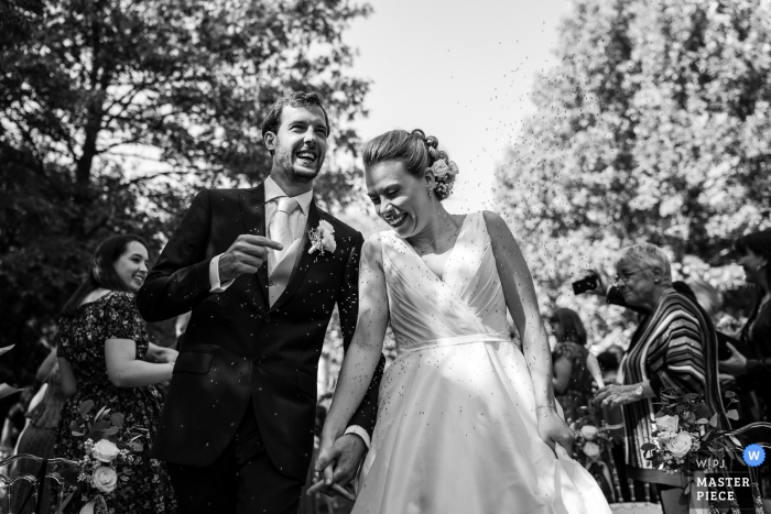 Confeti para la novia y el novio tras su boda al aire libre en el castillo de Strassoldo, Cervignano, Udine, Italia