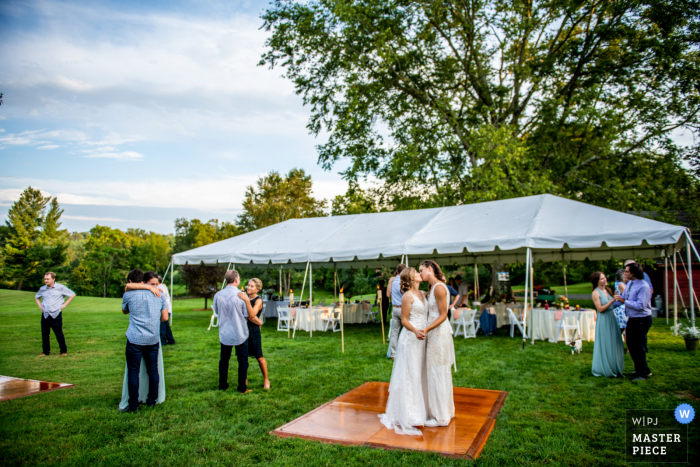 Bild von einem sozial distanzierten ersten Tanz bei einer Hinterhofhochzeit in Nord-Virginia-Empfang