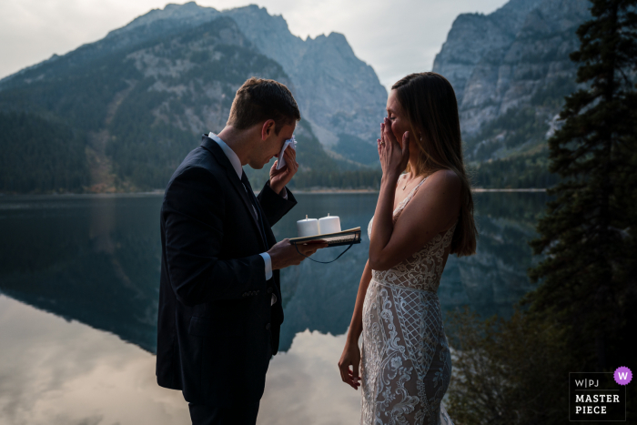 Sposa e sposo si asciugano le lacrime mentre si leggono i loro voti durante la loro fuga a WY