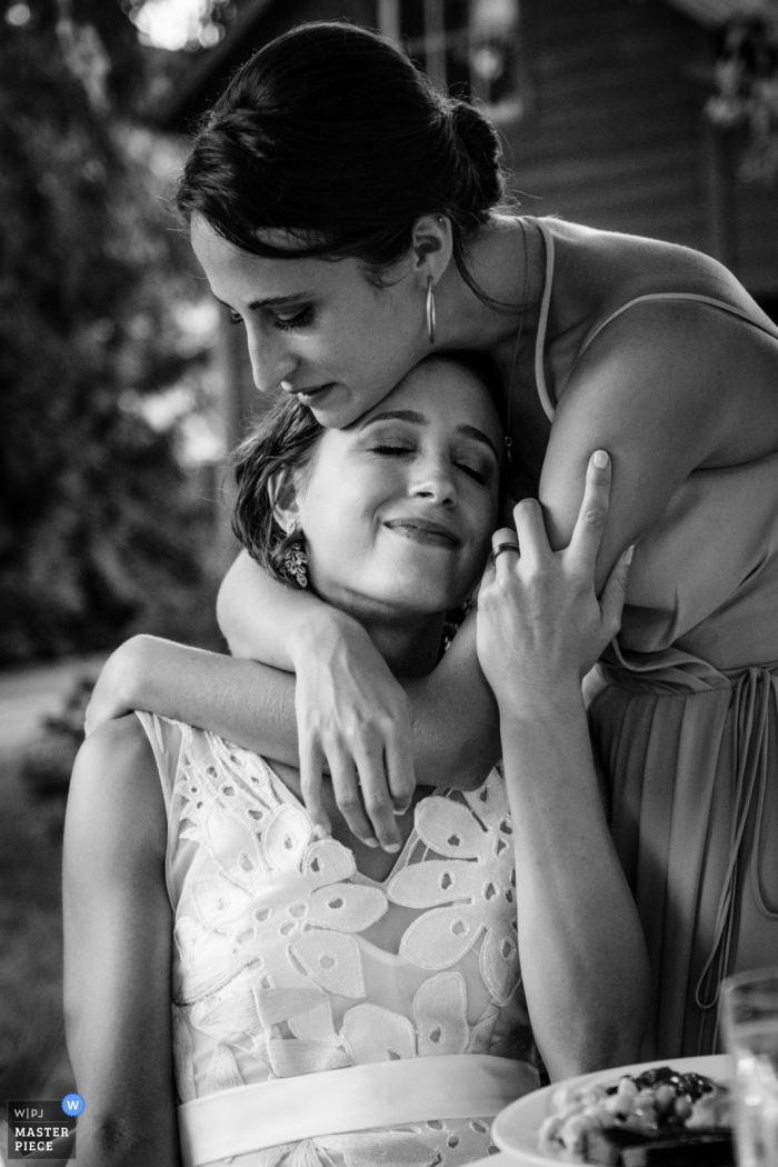 Immagine di un ricevimento di matrimonio in Virginia Backyard Sister Love