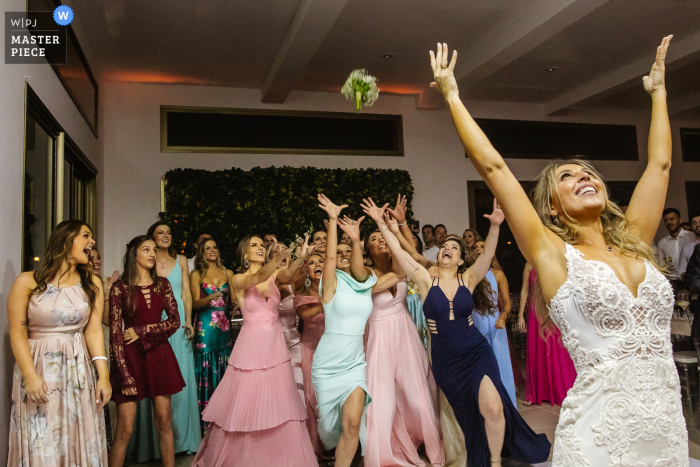 Image de la mariée lançant le bouquet à la Casa dos Noivos - Xangri-lá - Brésil