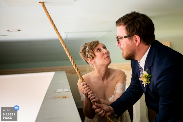 Una coppia di Madison wi suona le campane della chiesa dopo la cerimonia di matrimonio