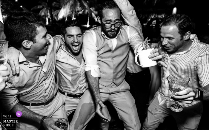 Fotografía de la boda de un lugar de la fiesta de recepción en Brasil con invitados bebiendo y saltando alto