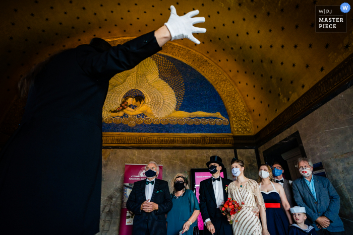 Fotografía de boda de Hochzeitsturm Darmstadt que muestra la ceremonia con guantes y máscaras COVID