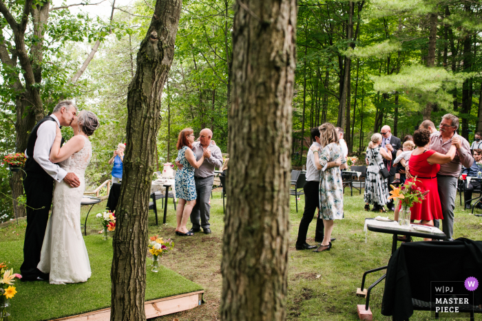 Primeira dança após a cerimônia em um casamento em Verona, Ontário