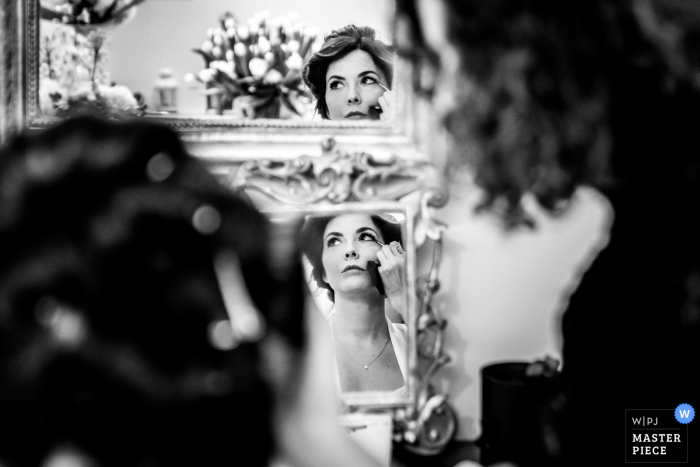 Foto de casamento da noiva se preparando em vários espelhos em Campânia, Puglia