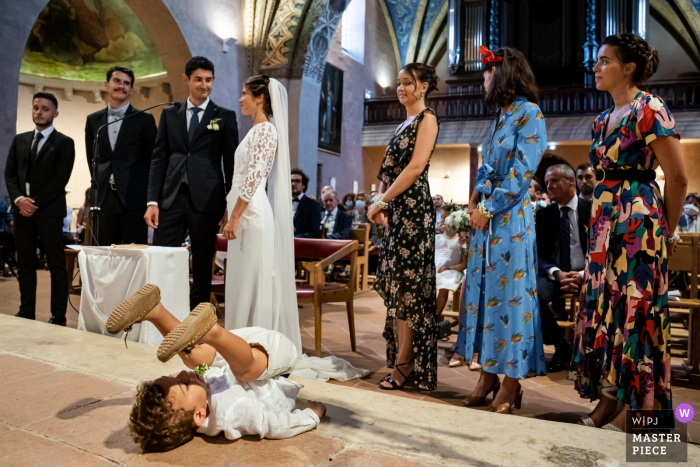 Fotografia de casamento de Montpellier, França, de um garoto engraçado na igreja