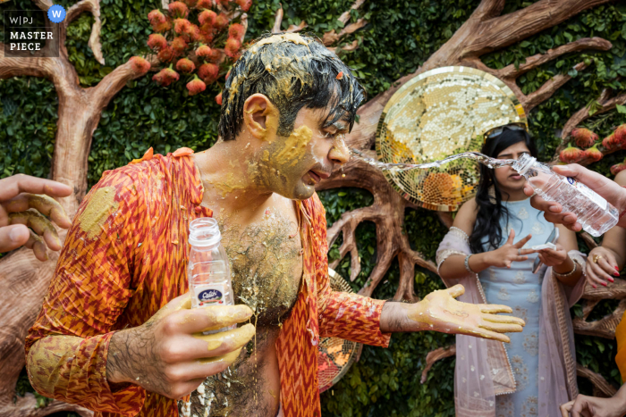 Fotografia di matrimonio da Delhi, India, di una battaglia sull'acqua prima della cerimonia