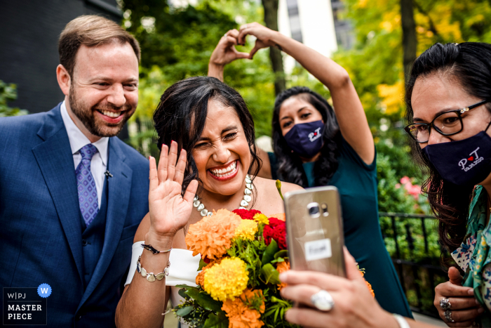 Um casal e sua família cumprimentam a bordo após a cerimônia de casamento em Chicago, IL