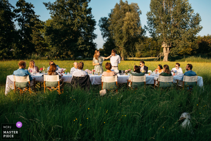 La novia consuela a su marido durante su discurso en esta boda en el patio trasero de Bélgica