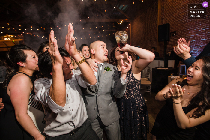 Foto di matrimonio da San Jose, California, che mostra la madre della sposa e la bottiglia di Hennessy