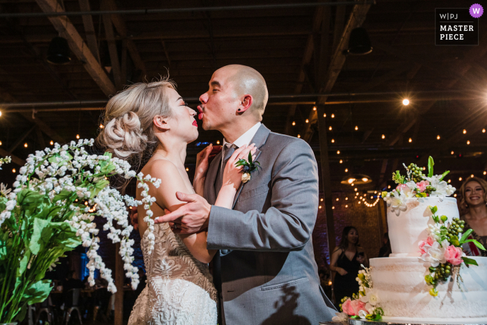 Immagine del matrimonio di San Jose, California, dello sposo che mangia l'ultimo pezzo di torta sul naso della sposa