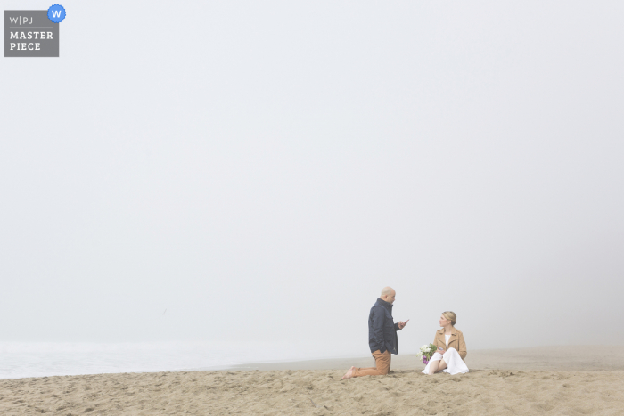 De huwelijksfotografie van Californië van bakkersstrand van de parengeloften in mist