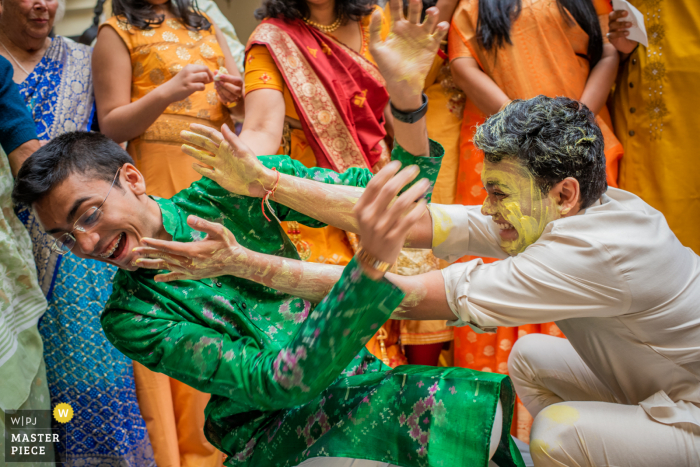 El novio y su hermano en la cúrcuma aplicando ceremonia antes de la boda Hotel Vijayran, Jaipur