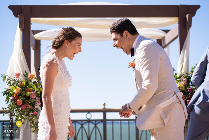 Foto de boda de Wisconsin de Madison de una pareja recién casada afuera