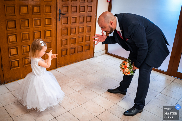 Foto do casamento de Sofia na cerimônia da Bulgária Local de uma pequena dama de honra aprendendo truques