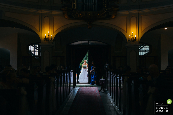 Huwelijksfotografie in Slowakije uit Banska Bystrica die de bruid laat zien voordat de ceremonie op het punt staat binnen te gaan