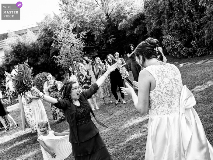 La limonera - Foto do casamento de Rovellasca mostrando a mulher que pegou o buquê de flores da noiva