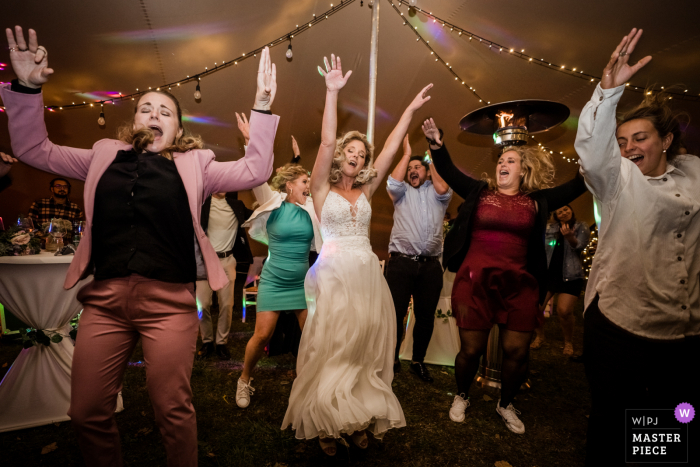 Foto de boda de Fattoria di Corsignano, Siena, Toscana, Italia de una novia bailando durante la fiesta