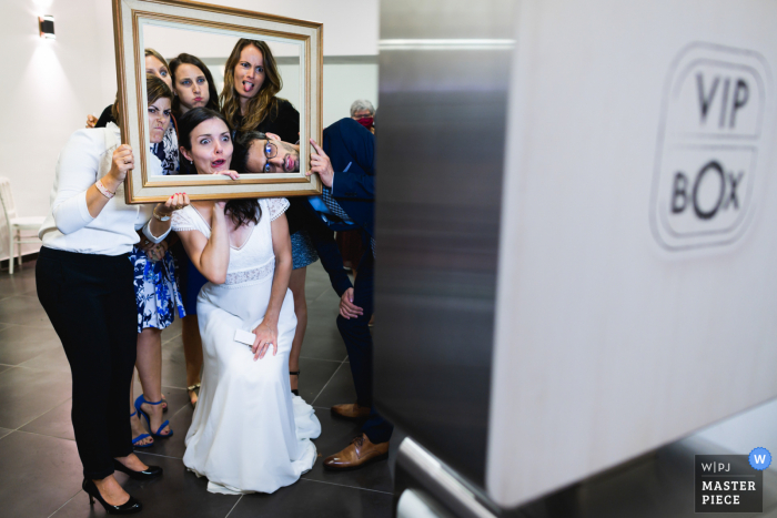 Fotografia de casamento em uma cabine fotográfica no Domaine de Larchey, França