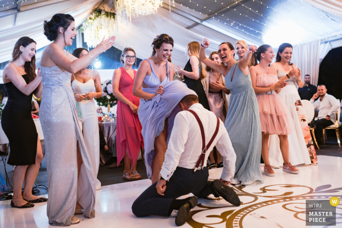 Wedding photo from Aldomirovtsi/Guest House Danaya showing a Funny moment during the reception Wedding photo from Aldomirovtsi/Guest House Danaya showing a Funny moment during the reception