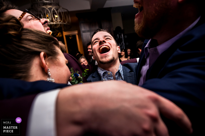 Los invitados a la boda cantando en la pista de baile en el Pinery at the Hill en Colorado Springs