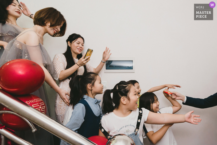 Intercept the groom asking for a red envelope game in Fujian, China