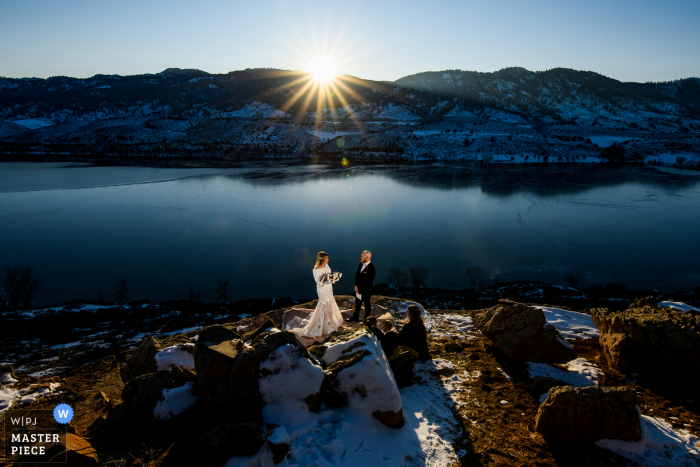 Bruid en bruidegom delen hun geloften tijdens hun kleine schaking in Colorado