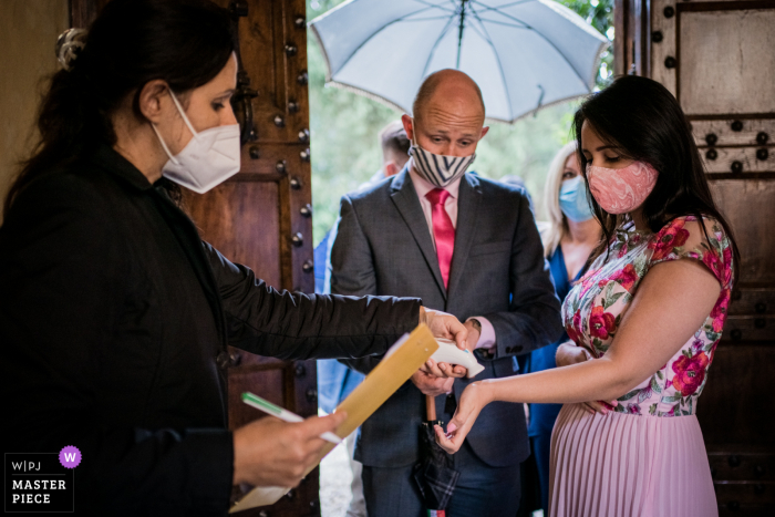 Fotografia de casamento do Castello il Palagio, greve in Chianti, Toscana, Itália, mostrando a medição da temperatura durante um casamento na era cobiçosa