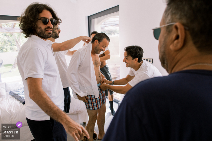 O noivo e seus amigos durante a preparação em Saint Tropez