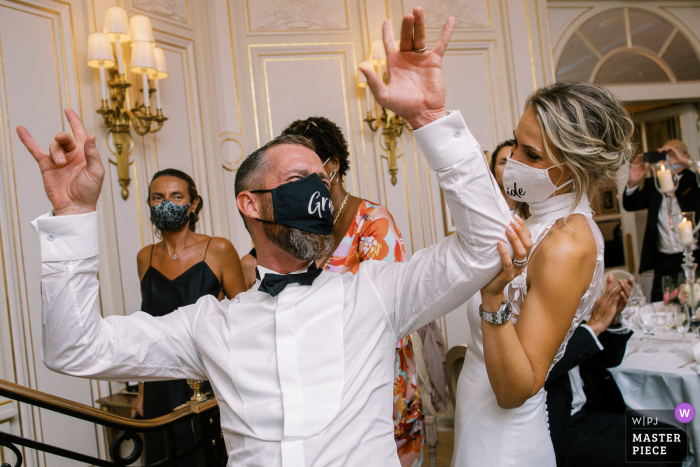 De gemaskerde bruid en bruidegom genieten van het feest in Ritz Paris