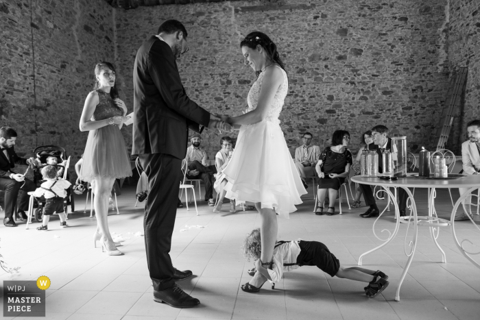 Trouwfoto van Saint Jean Ligoure genomen van een kind tijdens de ceremonie