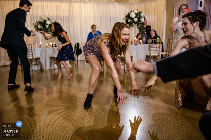 Huwelijksfotografie van de Rookery Chicago-dansvloer van gasten die dansen op het feest