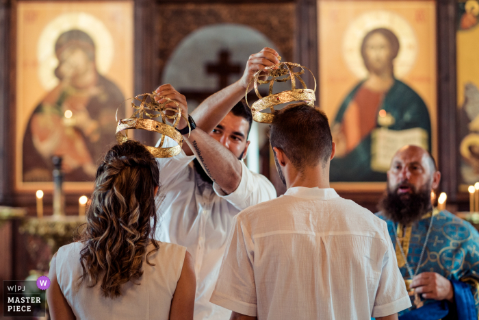 Fotografía de boda en Tsarevo, Bulgaria durante una ceremonia ortodoxa de las coronas