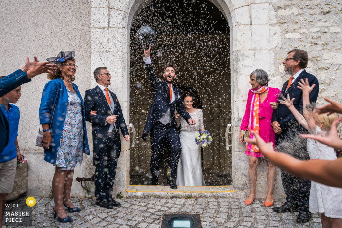 Fotografia ślubna z Bourges uśmiechniętego czasu po intensywnym kościelnym momencie