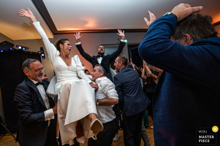 Photographie de mariage montrant la fête lors d'une réception pour les mariés lors d'un mariage juif