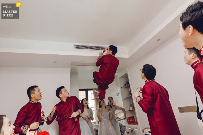 The best men are looking for wedding shoes in the room in Fujian