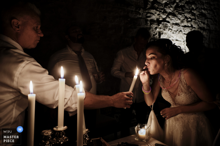 Um charuto é aceso para a noiva em seu casamento no Castello di Pomerio, na Itália