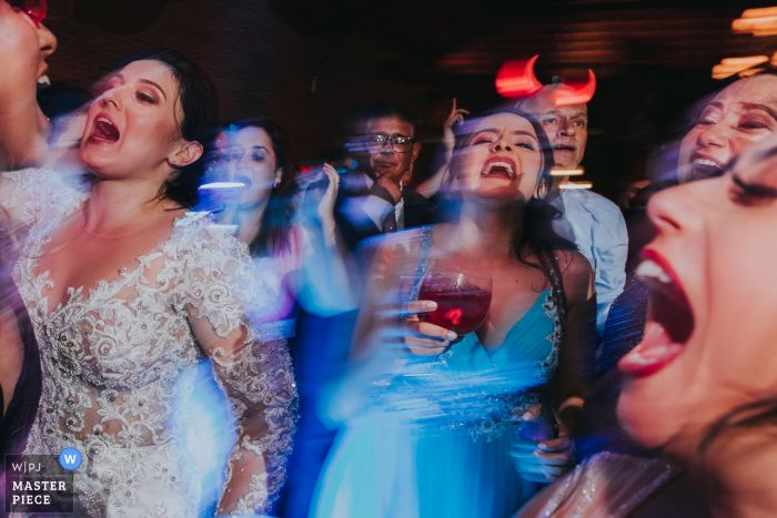 Fotografia de casamento do local da recepção da noiva e convidados dançando no Brasil