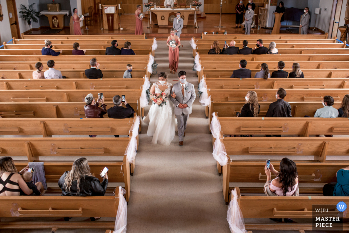 Het naleven van de regels voor sociale afstandelijkheid voor een huwelijksceremonie in een kerk in Sudbury, Ontario