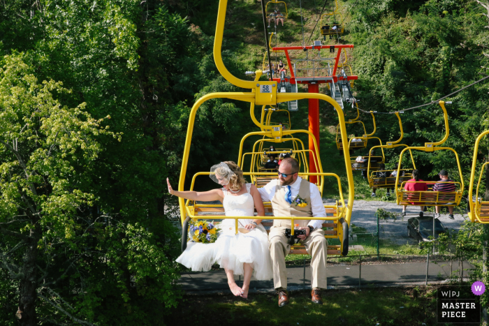 De pasgetrouwden die de luchtlift berijden na hun ceremonie in het Sky Bridge Park in Gatlinburg, TN