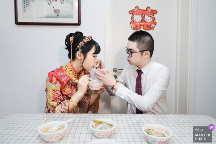 Fujian trouwfoto van een Quanzhou-stel dat een traditionele maaltijd heeft voor hun ceremonie