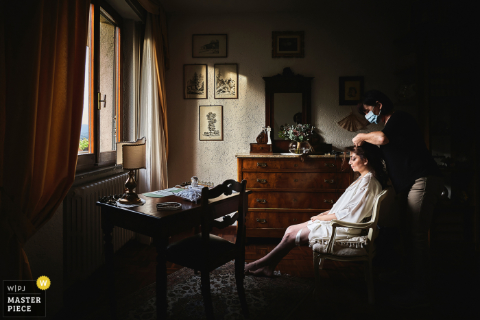 Fotografia di matrimonio di una sposa di Foligno, Umbria che si prepara