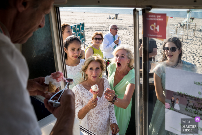 Un vagón de helados especial está entregando helados para los invitados, alquilados por la pareja. Los invitados disfrutaron mucho de los helados porque hace bastante calor en la boda de Kijkduin.